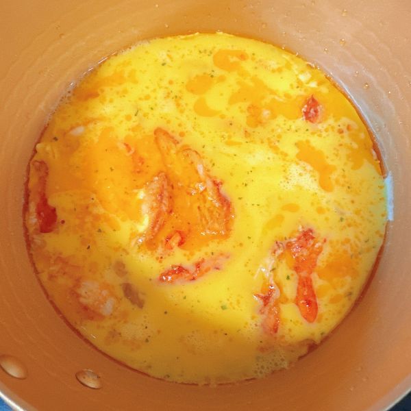 帝王蟹芝士烘蛋的做法操作步骤第9步：将蛋液倒入锅中，中小火盖盖儿焖5分钟。