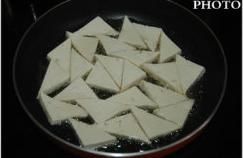 家常煎豆腐的做法操作步骤第3步：热锅上油，油热后放入切成三角形的老豆腐块。