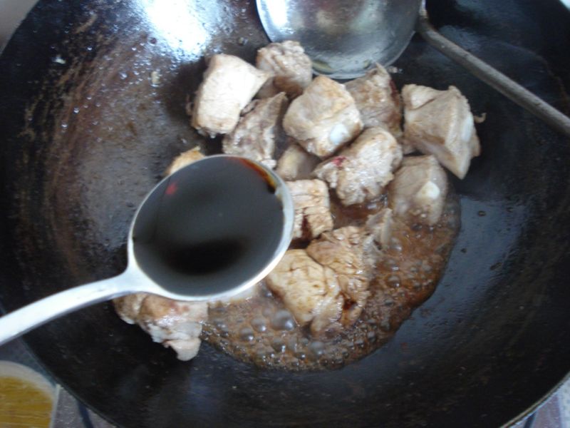 糖醋排骨的做法操作步骤第4步：烹入一勺料酒，加入酱油；