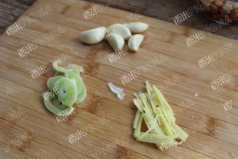 花生炖猪蹄的做法操作步骤第3步：准备葱姜蒜