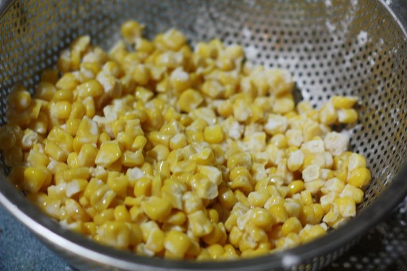 玉米烙的做法操作步骤第4步：将玉米淀粉、面粉和玉米粒拌匀。