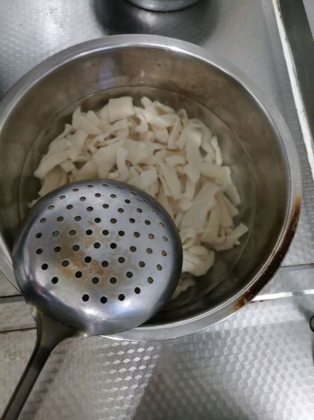 土豆菠菜鸡丝面的做法操作步骤第16步：煮熟后捞到冷水盆里