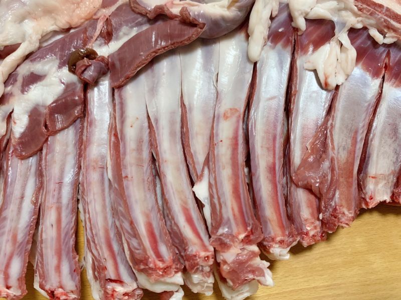 烤羊排的做法操作步骤第1步：新鲜的羊排沿着骨头用刀切开，脊背相连不要切断，用叉子在羊排上多戳一些小洞更入味。