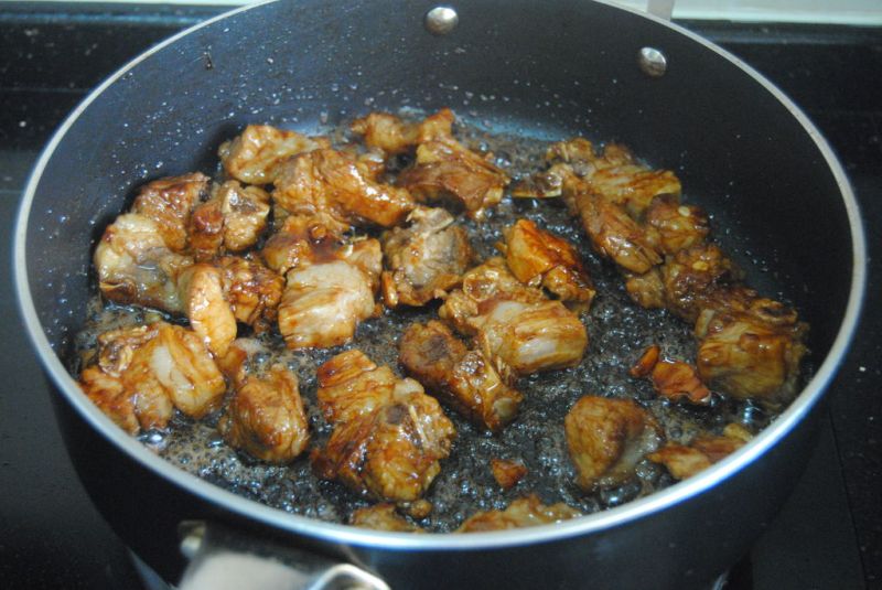 土豆烧排骨的做法操作步骤第7步：把老抽，酱油，蚝油都放入翻炒均匀至上色