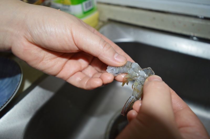 虾仁炒西兰花的做法操作步骤第1步：将鲜虾洗净，拨壳、去虾线；
