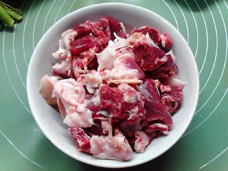 清汤白萝卜炖羊肉的做法操作步骤第2步：先将羊肉洗净切成小块。