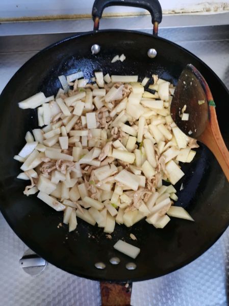 土豆菠菜鸡丝面的做法操作步骤第5步：鸡丝变色后加入土豆块