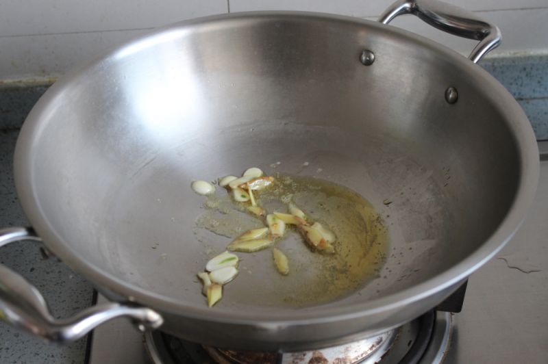 荷塘小炒的做法操作步骤第5步：锅中入油，加入蒜和姜炸香。