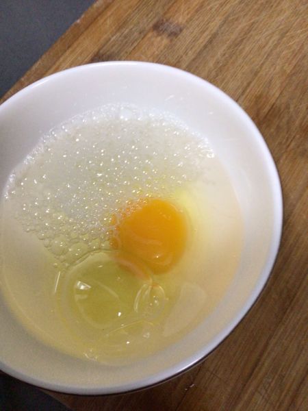 超嫩滑无蜂窝鸡蛋羹的做法操作步骤第1步：一个鸡蛋加入1小勺盐和100克（毫升）温水，不要加自来冷水，更不要加开水，除非你想喝蛋花汤