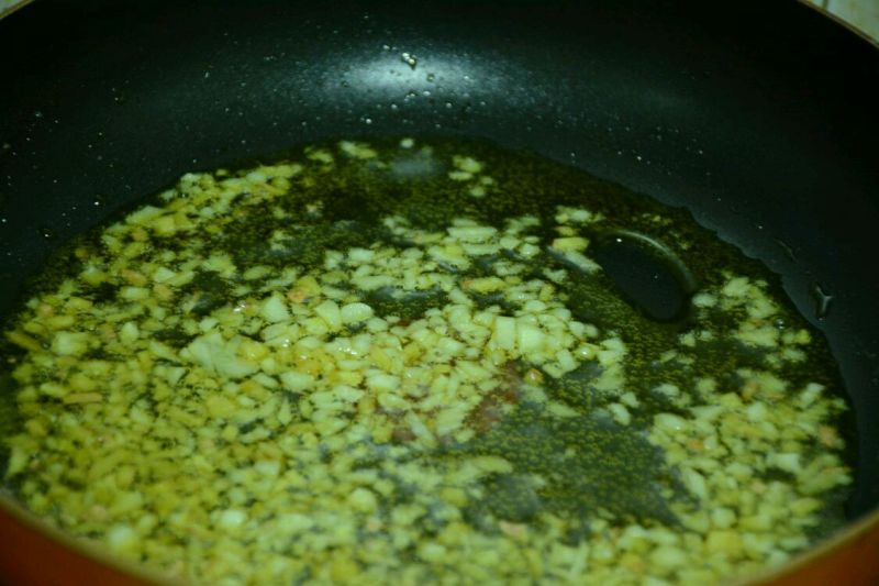 鱼香茄子的做法操作步骤第3步：姜蒜切碎，倒入油锅中翻炒出香味。