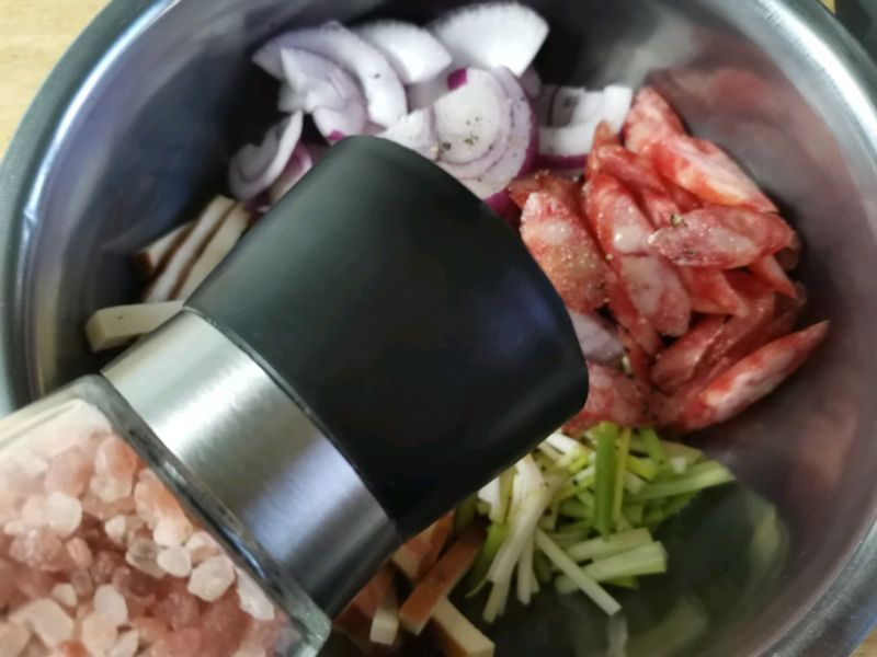 拌菜的做法操作步骤第4步：4  拧入适量玫瑰海盐 和  黑胡椒  调味
