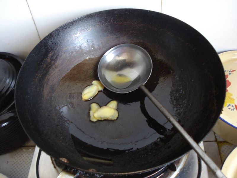 糖醋排骨的做法操作步骤第2步：锅中少许底油爆香姜片；