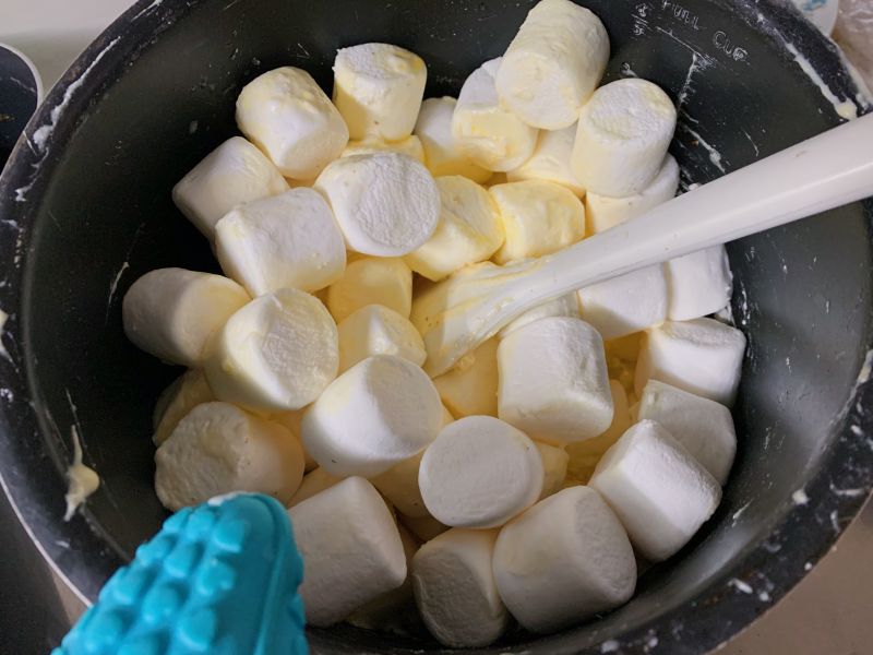雪花酥的做法操作步骤第2步：倒入棉花糖