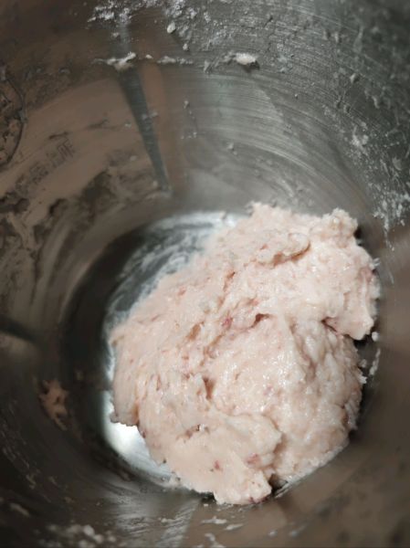 青鱼丸鸡毛菜汤的做法操作步骤第2步：加料搅成鱼泥，朝一个方向搅，起劲即可