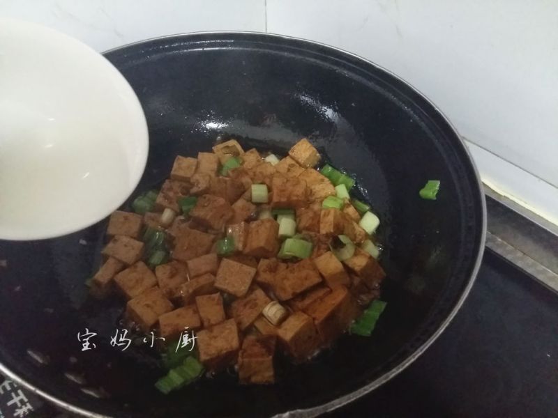 蚝油烧豆腐的做法操作步骤第10步：青蒜一变颜色马上淋入水淀粉勾芡