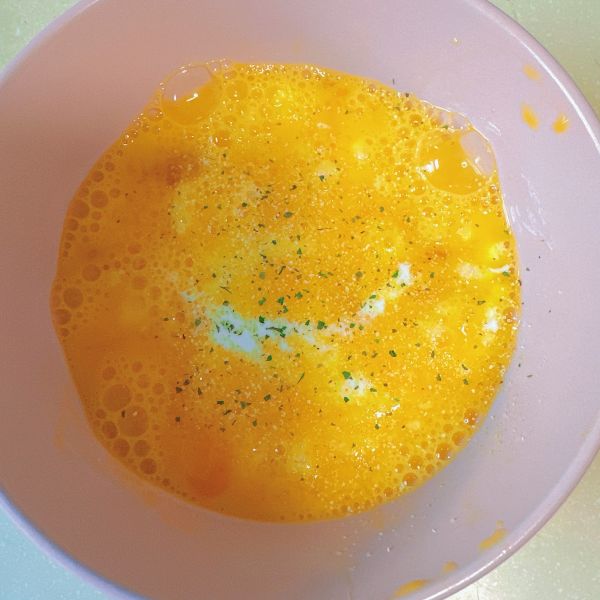 帝王蟹芝士烘蛋的做法操作步骤第7步：加入牛奶、欧芹大蒜盐搅打均匀。