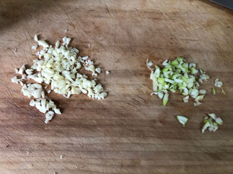 凉拌油麦菜的做法操作步骤第4步：葱蒜切末
