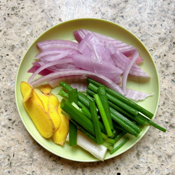 清蒸鱼的做法操作步骤第7步：准备适量姜片、葱段、洋葱