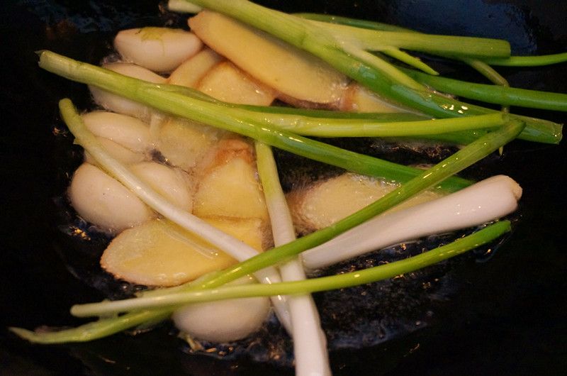 麻辣小龙虾的做法操作步骤第8步：锅内烧油先炒香葱姜蒜