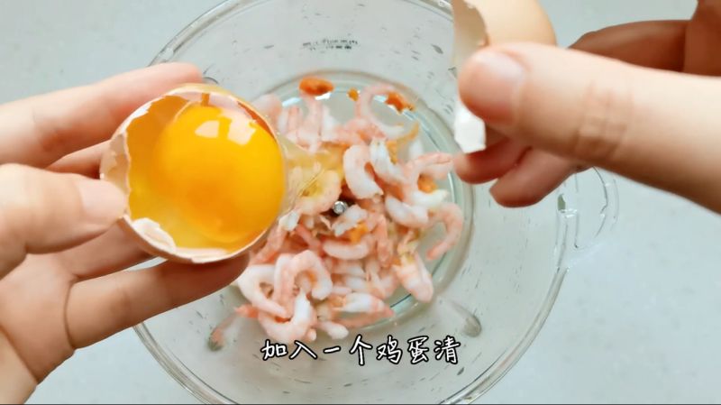 加拿大北极虾蔬菜靓圈圈的做法操作步骤第3步：去壳北极虾，放入料理机内，加一颗蛋清。