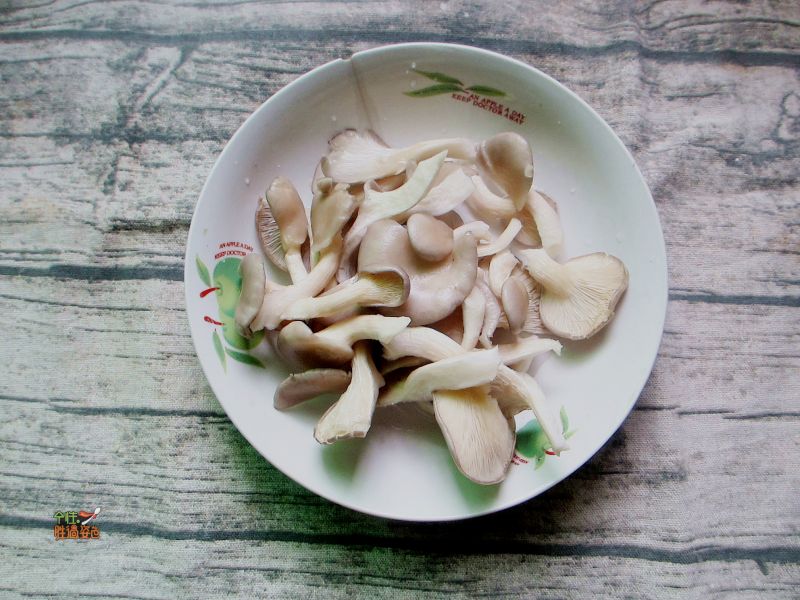 延吉小吃——沾串在“家”打造ins风美食#的做法操作步骤第4步：蘑菇去根清洗干净