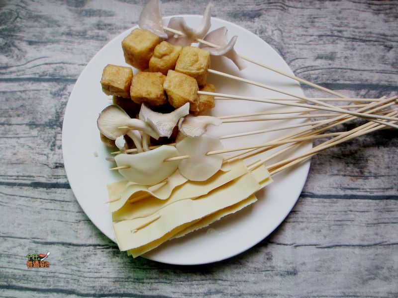 延吉小吃——沾串在“家”打造ins风美食#的做法操作步骤第5步：把所有食材用签子串起来