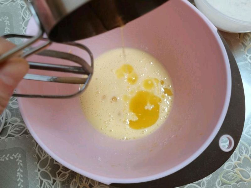 奶香蛋月烧的做法操作步骤第3步：将黄油融化，分次加入黄油和玉米油，搅拌均匀