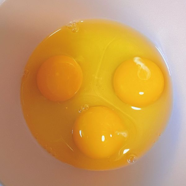 帝王蟹芝士烘蛋的做法操作步骤第6步：准备好鸡蛋。