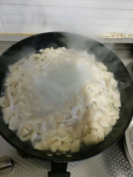 土豆菠菜鸡丝面的做法操作步骤第15步：开水煮面