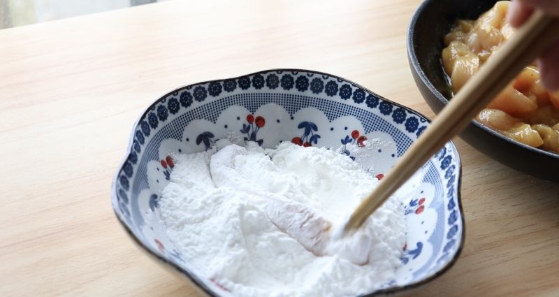 糖醋鸡柳的做法操作步骤第5步：腌制好的鸡柳裹上干淀粉