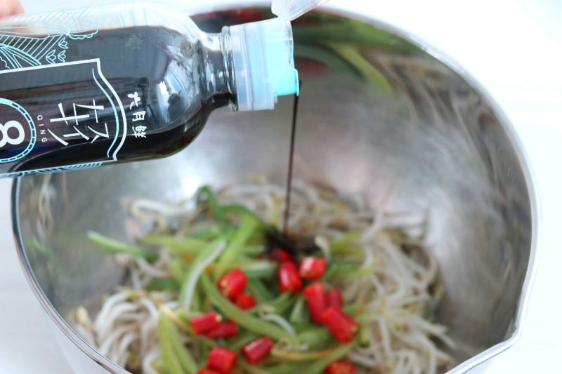 凉拌绿豆芽的做法操作步骤第5步：放入尖椒圈，淋入酱油。