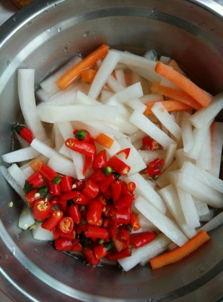 酸辣萝卜的做法操作步骤第3步：萝卜腌制半小时后，加入切成小段的朝天椒，在加入适量的白醋，搅拌均匀。