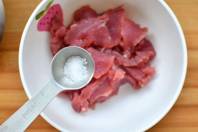 韩式辣牛肉锅的做法操作步骤第2步：加盐