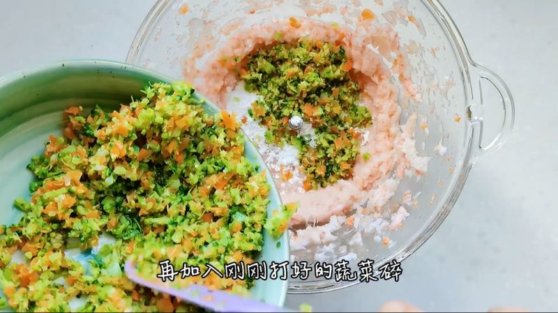 加拿大北极虾蔬菜靓圈圈的做法操作步骤第6步：把烫好的蔬菜加入料理机打成小颗粒，虾糜中加入淀粉、蔬菜碎、加盐搅拌均匀。