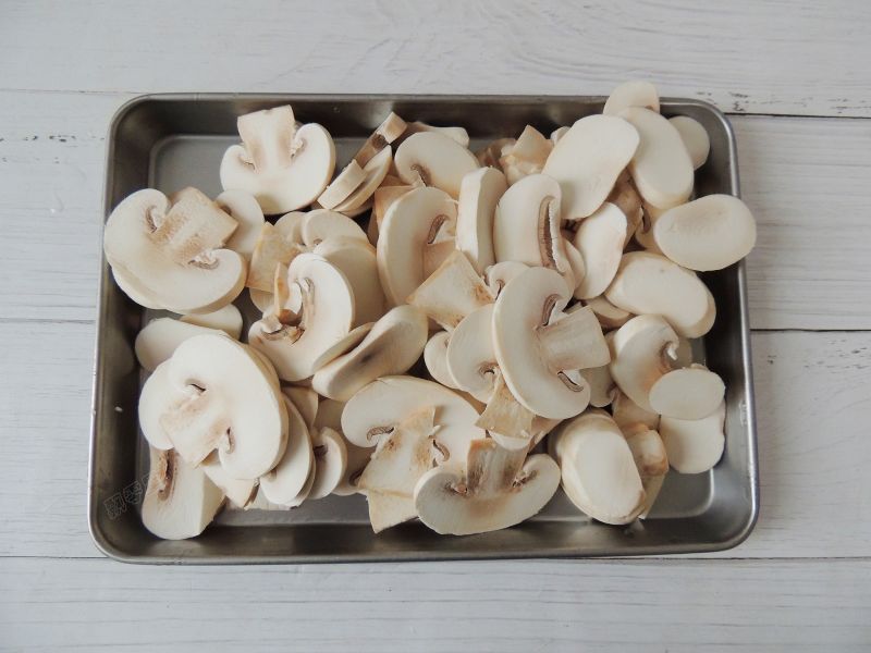 西兰花炒口蘑的做法操作步骤第3步：将口蘑清洗干净，改刀切成厚薄均匀的片状。