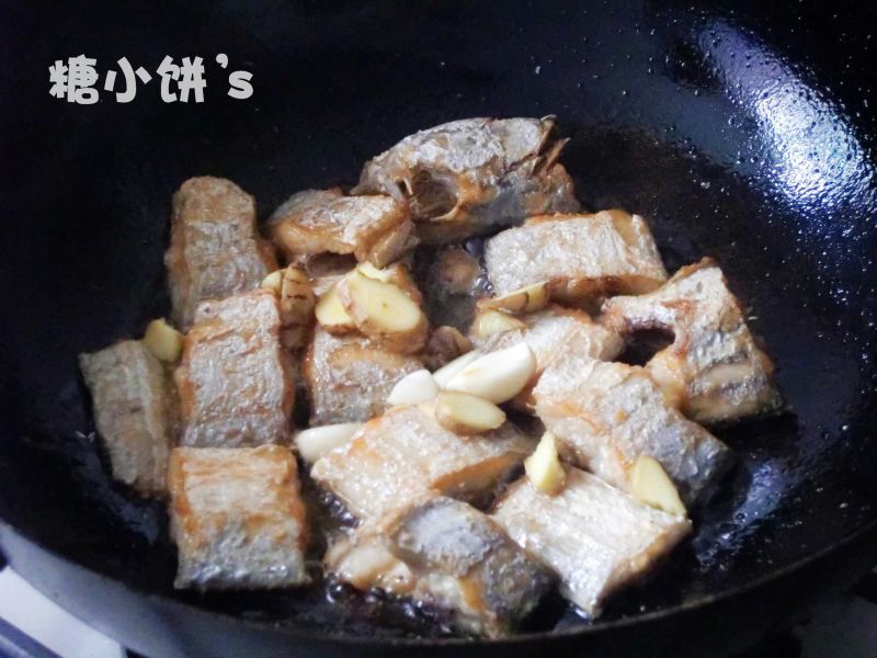 香辣红烧带鱼的做法操作步骤第5步：一面煎透了再翻面。煎至两面金黄