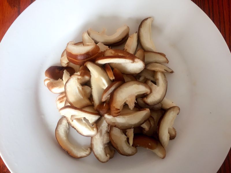 蚝油香菇油菜的做法操作步骤第2步：香菇洗净去腿切成片或者打花刀（个人比较喜欢切片入味）