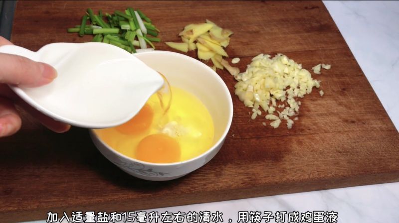 韭菜炒蛋的做法操作步骤第6步：碗中打入两个鸡蛋，加入0.3克左右的盐和15毫升左右的清水，用筷子打成鸡蛋液