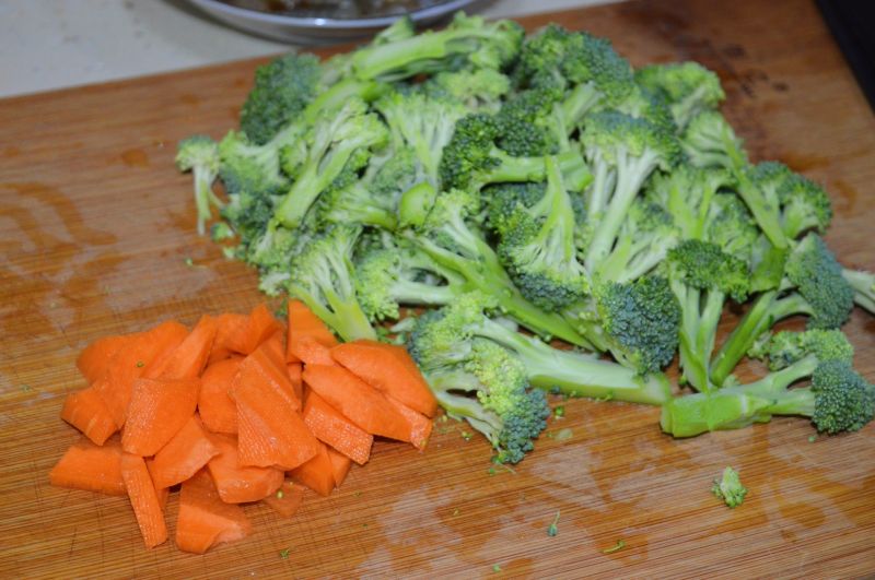 虾仁炒西兰花的做法操作步骤第3步：将西兰花、胡萝卜洗净，切块；