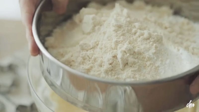 更酥松好吃的糖霜饼干底的做法操作步骤第3步：过筛低粉和杏仁粉