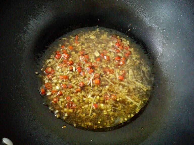 蒜蓉米椒蒸金针菇的做法操作步骤第5步：锅中少许油烧热，加入小米辣、蒜末爆香，加入生抽、盐、糖、醋、金针菇汁煮开