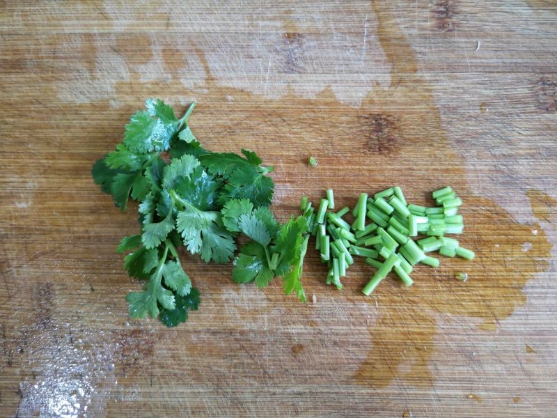 冬瓜丸子汤的做法操作步骤第7步：香菜洗净切末。