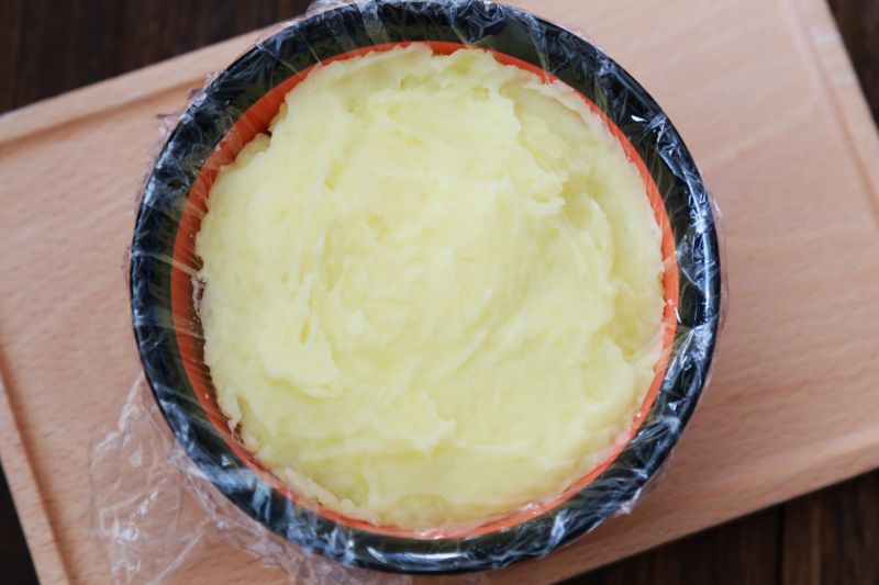 土豆泥的做法操作步骤第3步：小碗中垫上保鲜膜，放入土豆泥。