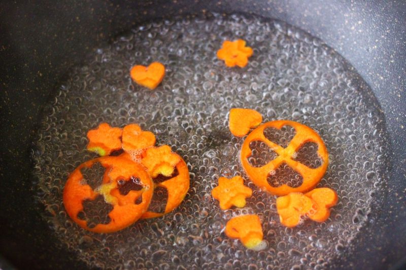 沙拉的做法操作步骤第5步：锅中倒入适量的清水，加入少许盐烧开后，把胡萝卜焯水，看见胡萝卜断生变色的时候，捞出沥干水分备用。