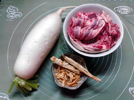 清汤白萝卜炖羊肉的做法操作步骤第1步：用料：羊腩500克，白萝卜1根，沙参15克，玉竹15克，食盐适量，清水适量。