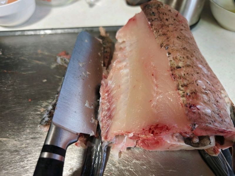青鱼丸鸡毛菜汤的做法操作步骤第1步：青鱼取脊背处的无刺部分（鱼里脊肉）