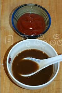 糖醋里脊的做法操作步骤第2步：小碗中放醋2汤匙，白糖3.5汤匙，少许盐，淀粉加水混和成水淀粉加入一起搅拌均匀成调味芡汁。