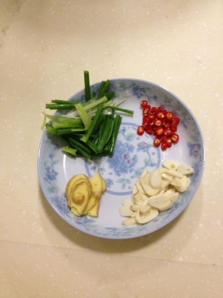 香辣姜葱爆炒花甲的做法操作步骤第2步：把姜、蒜切片，香葱切约一寸的小段，指天椒切碎备用。