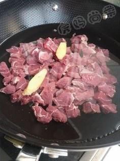 土豆烧牛肉的做法操作步骤第1步：将切成小块的牛肉、姜片跟凉水一起下锅，大火煮开