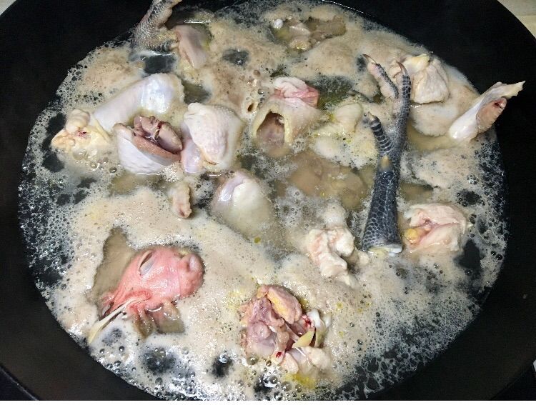 清炖鸡汤的做法操作步骤第5步：锅内放水沫过鸡，大火烧开煮3分钟左右关火，这样做是把鸡体内的脏东西和油脂煮出来（油脂并不健康，毫无营养）